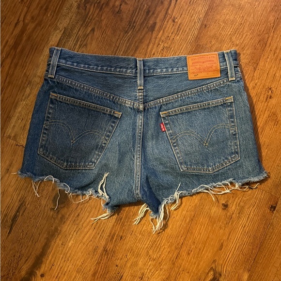 Levi’s Blue Denim Jean shorts distressed hem - Picture 2 of 8